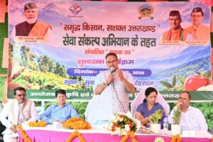 सुवाखोली में सेवा संकल्प अभियान के तहत कृषक रथ को हरी झंडी दिखाकर रवाना करते कृषि मंत्री गणेश जोशी |